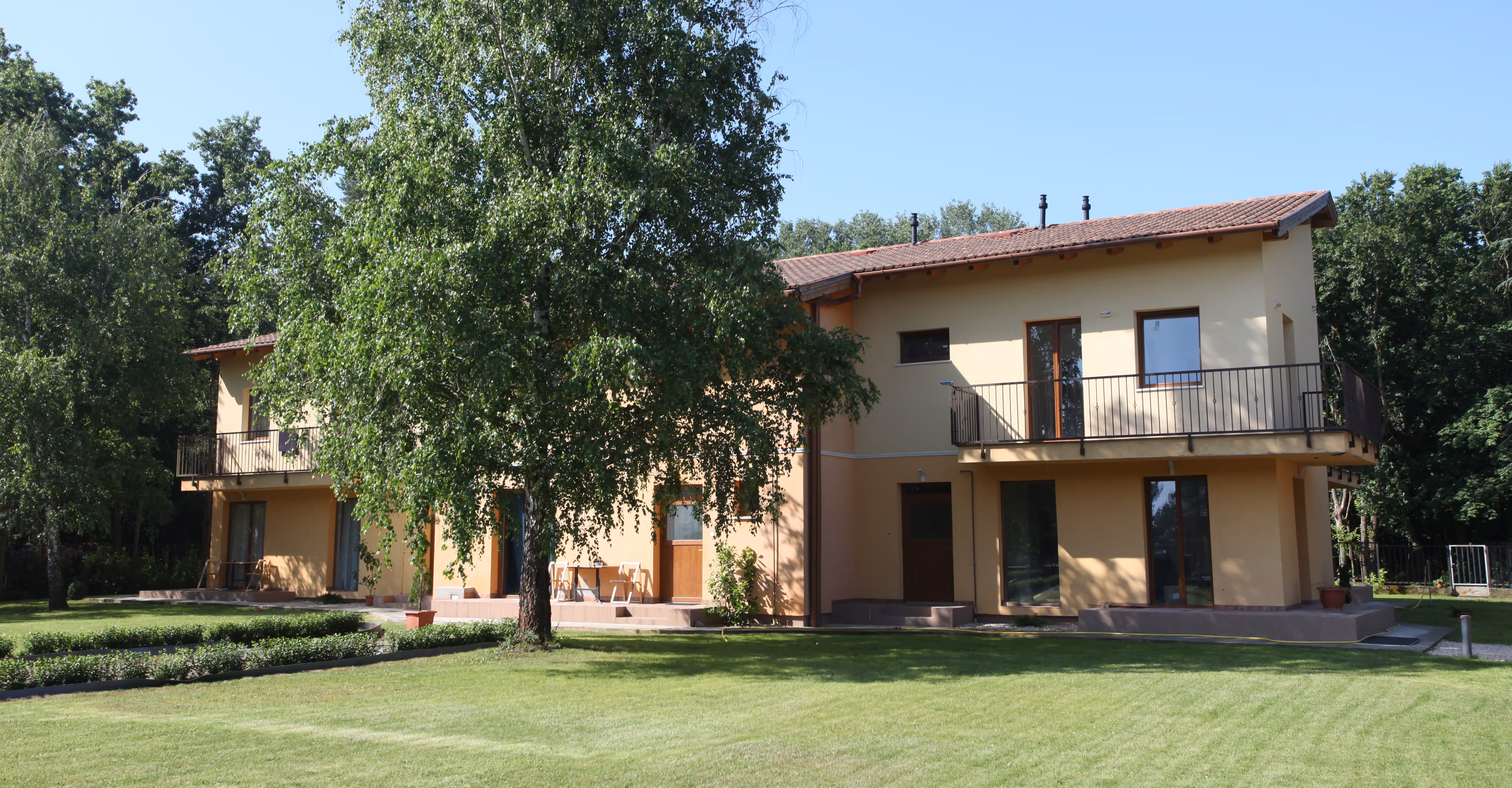 Boglárka utcai munkásszállás – kétszintes sárga ház parkos udvarral, nagy fával