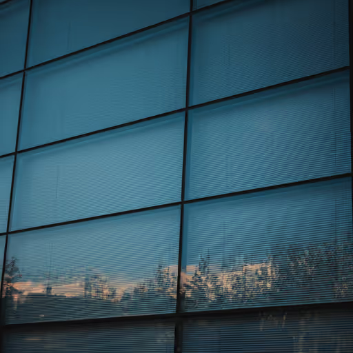 Modern vállalati épület üveghomlokzattal